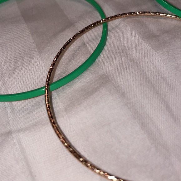 4 bangles 2 green 2 gold bracelet - Picture 3 of 4